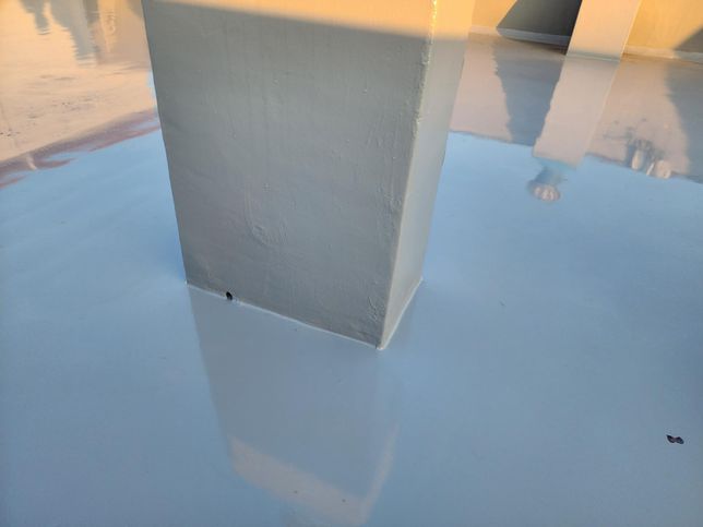 옥상 벤츄레이터 기둥밑에 있는 구멍은 무엇인가요?의 1번 째 이미지