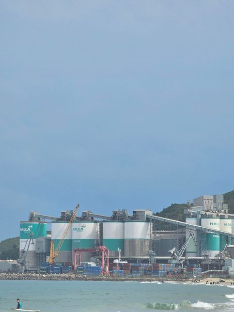 시멘트 공장이 바닷가에 있는 이유는 무엇일까요?의 0번 째 이미지