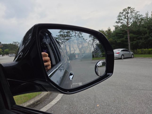 중고차 백미러에 붙은 불투명 스티커 용도가 뭘까요?의 0번 째 이미지