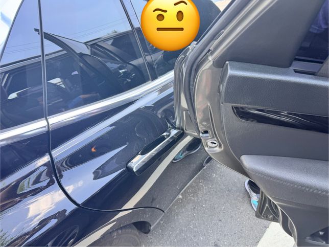 주차장에 주차된 내차량에 문을 열고 아이를 태우는중 옆차가 열려있는문을 걸고 그대로 출발했다면 과실비율은?의 0번 째 이미지