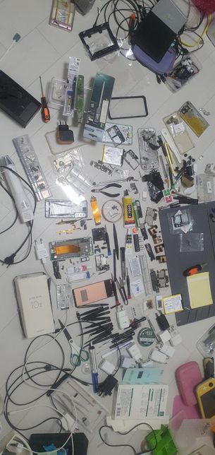 통전에 대해 알려주실 분. 고무나 접착제가 지나가는 자리에 회로와 고무가 접점이 된다면 지나가는길 통전된 곳은 흐르지 않나요?의 2번 째 이미지