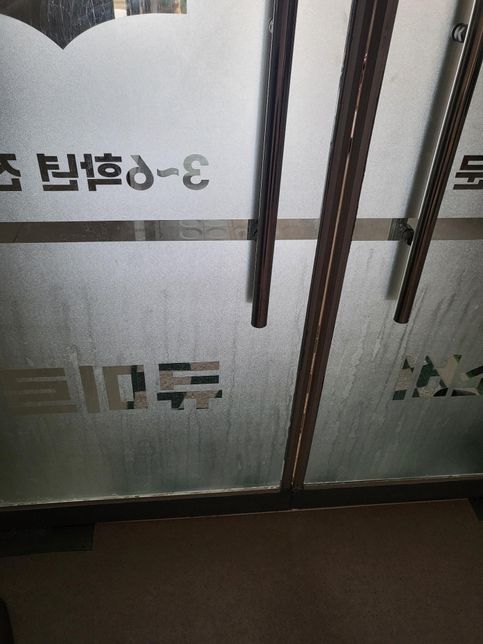 시트지 시공받았는데 이건 하자일까요?의 3번 째 이미지