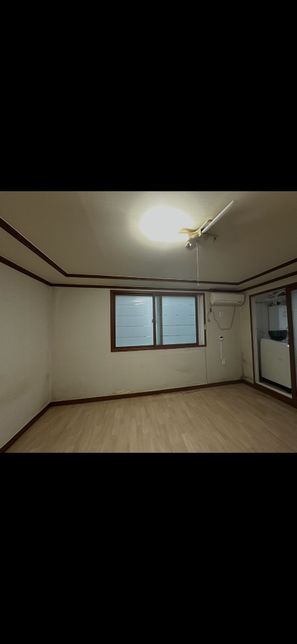벽과 장판의 틈이 있는 곳에 들춰 바를 수 있는 곳은 들춰서의 1번 째 이미지