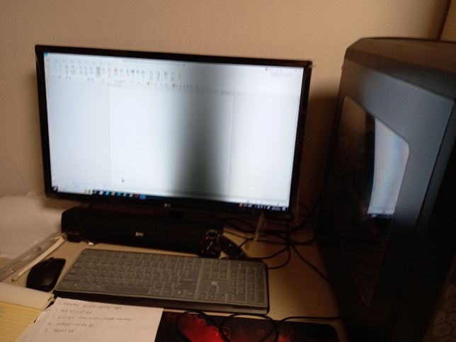 컴퓨터 모니터 일부분이 까맣게 변했어요 어떤 문제인가요?? 그리고 수리하는데 얼마정도 들까요??의 0번 째 이미지