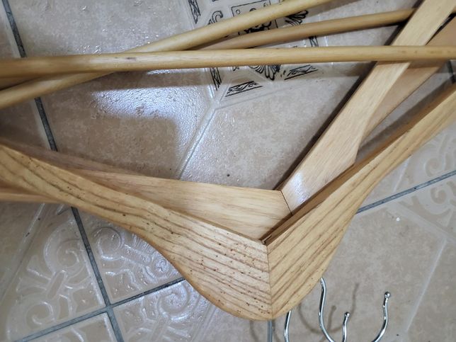 나무 옷걸이 곰팡이가 피어 있는걸까요?의 0번 째 이미지