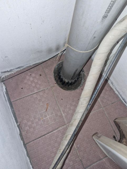 이렇게 파였는데 이것도배수관커버설치해도되나요의 0번 째 이미지