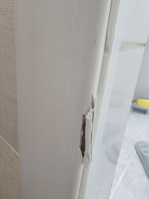 화장실 문 옆에 있는 나무로 지팅해 논 곳이 부서졌는데 어떻게 하면 좋을까요?ㅠㅠ의 0번 째 이미지