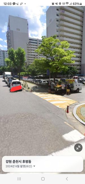 도로에 누워 있는 사람과 사고가 났습니다.의 0번 째 이미지