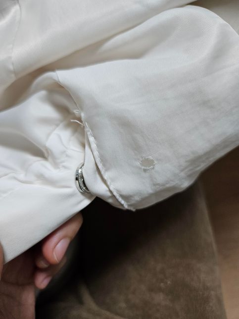 롱패딩 드라이클리닝 후 구멍 2개 생겼어요. 글의 사진추가 입니다.의 0번 째 이미지