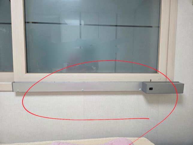 창문에 달려있는 이 장치는 무엇인가요?의 1번 째 이미지
