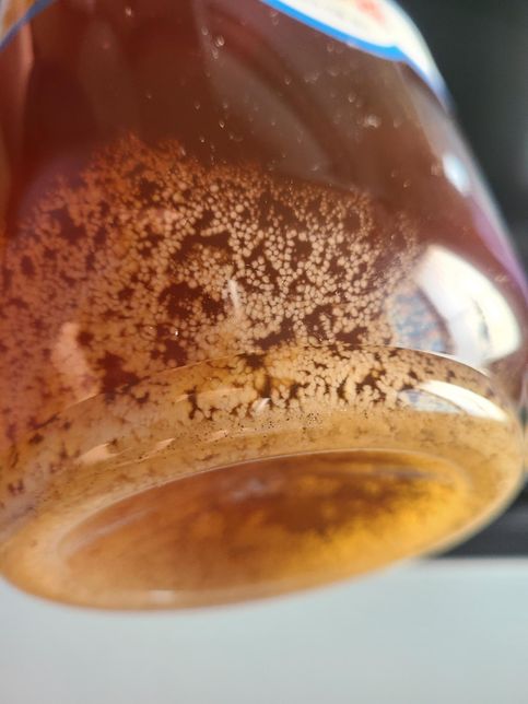 벌꿀 통안에 이상한게 생겼는데 먹어도 괜찮나요???의 1번 째 이미지