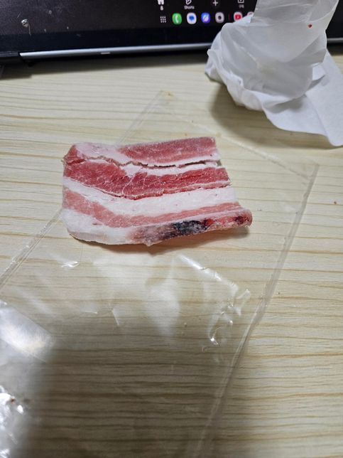 냉동 고기에 사진 좀 봐주세요.. 이게무슨 흔적일까요의 0번 째 이미지