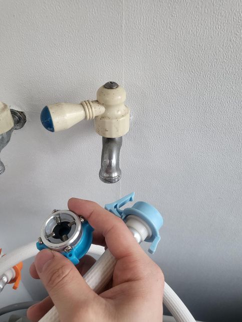 세탁기 급수수도꼭지가 나선형입니다. 어떻게 호스 연결하나요?의 0번 째 이미지