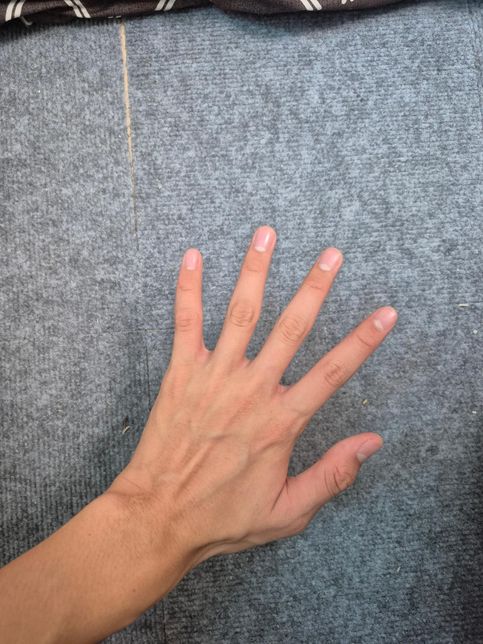 진짜로 제 손이 예쁘게 생긴 걸까요??의 0번 째 이미지
