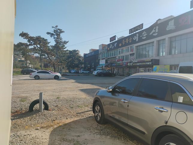 여기 부지 전체를 갖고 싶은데 카페 도 운영하는 땅 일부 소유주가 허락을 안해줍니다.의 2번 째 이미지