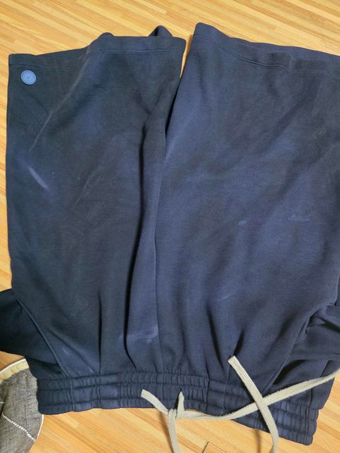 옷을 세탁했는데 이러한 얼룩들은 어디서 생기는걸까요..의 0번 째 이미지