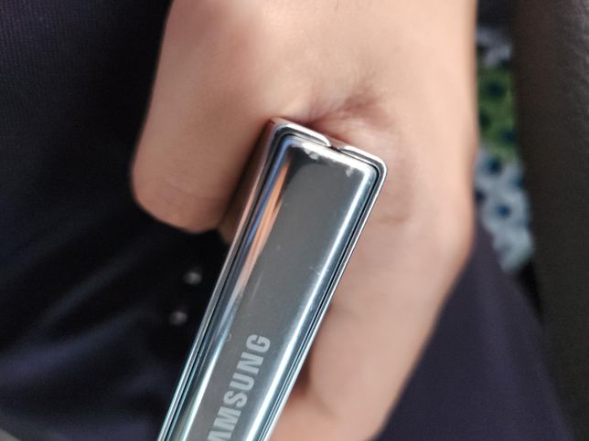 z플립5힌지에 찍힘문의드립니다.의 2번 째 이미지