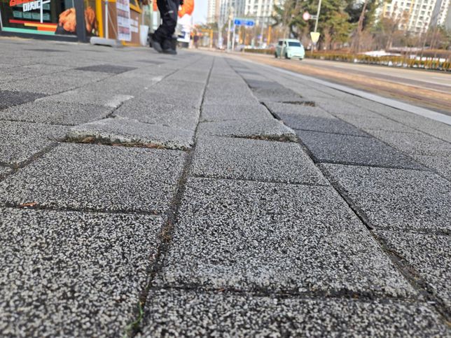 상가 앞 인도 보도불럭 파손으로 인한 넘어짐 사고의 0번 째 이미지