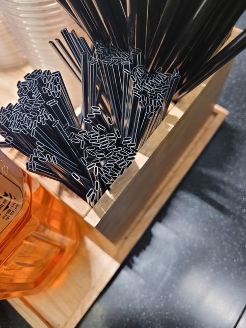 작은 빨대같은 것의 용도는 무엇인가요?의 0번 째 이미지