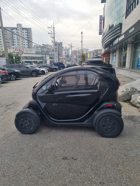 이 차는 오토바이같은 차 같은데요. 1인승으로 오토바이 대용품같아 보입니다. 자동차로 분류되는지요. 오토바이로 분류되는지요?의 0번 째 이미지