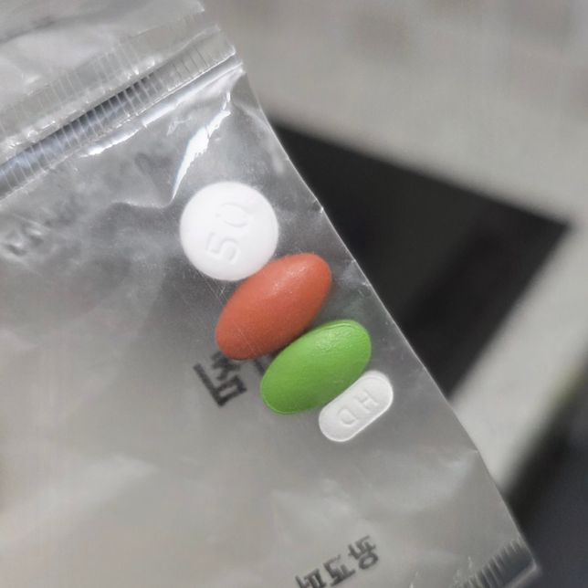 처방받은 알약들인데 까먹어서 알려주세요.의 1번 째 이미지