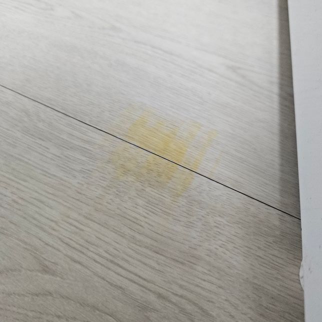 마루바닥에 가구 바닥재 고무로 인한 얼룩 제거방법과 임차인의 원상복구 의무에 해당하는 사항인지 궁금합니다.의 0번 째 이미지