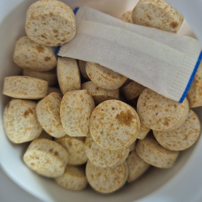 비타민 상태 봐주세요 변색된 건가요 아님 상한 건가요?의 0번 째 이미지