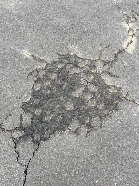 주차장 땅이 이런데 무슨 현상인가요???의 0번 째 이미지