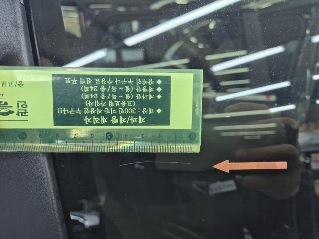 차량 출고후 검수중에 창문 스크래치가 났는데 차량을 바꿔주는건가요?의 0번 째 이미지