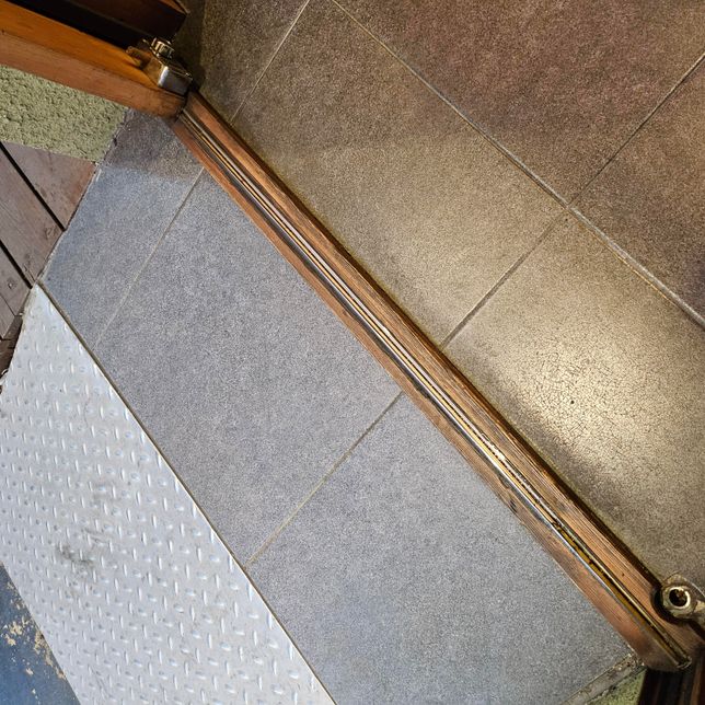 나무문이 잘 안열려요 해결 방안 부탁드려요의 1번 째 이미지