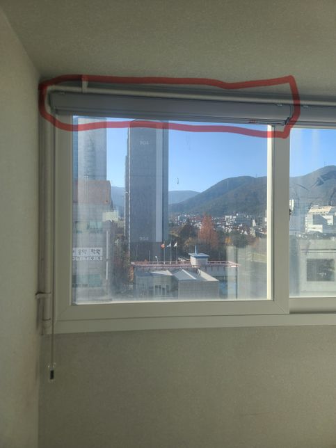 가스배관 밑에 블라인드를 설치했어요.의 0번 째 이미지