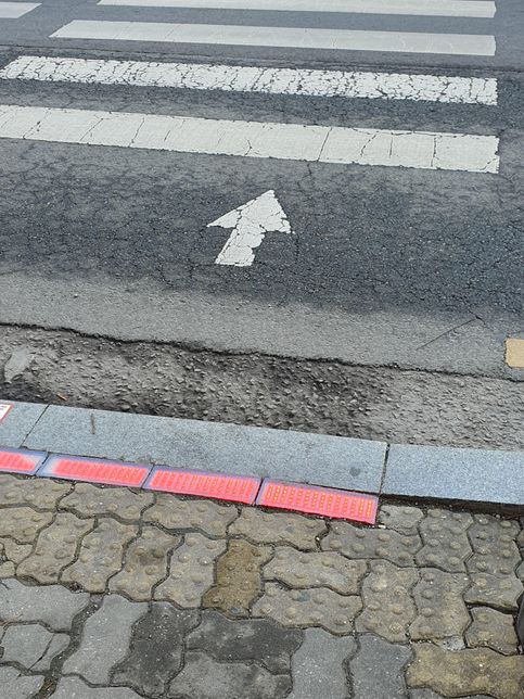 횡단보도 바닥에 있는 이거 공무원이 만든건가요?의 0번 째 이미지