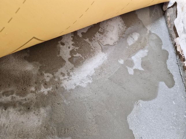 방 바닥 콘트리트 공사후 장판 밑 물 습기의 1번 째 이미지