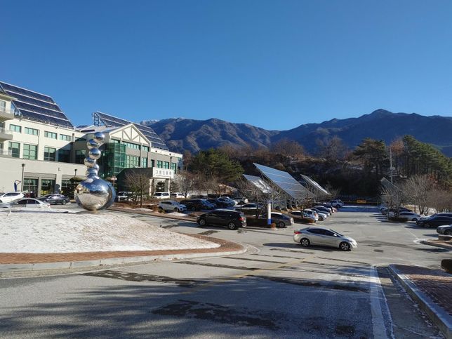 태양광 패널을 주차장 그늘에 설치하면 경제적으로 많은 도움이 되나요?의 0번 째 이미지