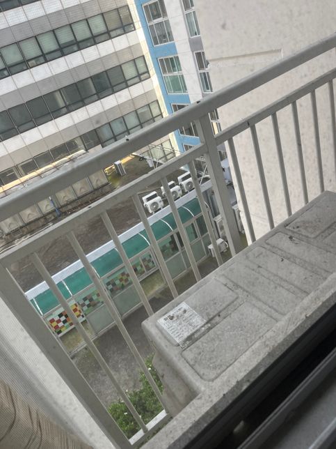 세탁실 밖에 에어콘 실외기가 있습니다의 0번 째 이미지