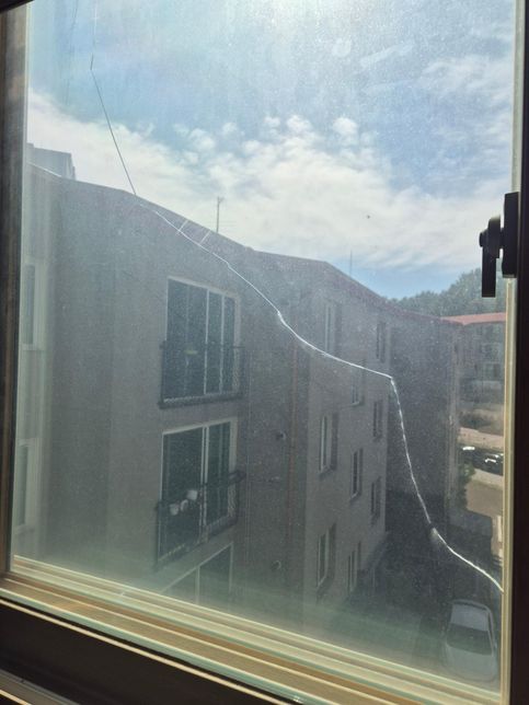 안방창문 밖에 쪽 창문이 금이갔어요~견적부탁드립니다.의 0번 째 이미지