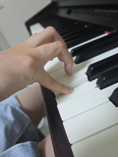 피아노 칠때 손모양 어떤게 맞나요??의 1번 째 이미지