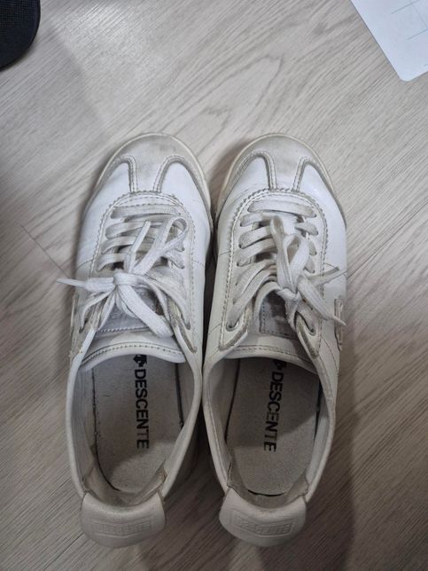 운동화 이름을 찾습니다(데상트 흰색운동화)의 0번 째 이미지