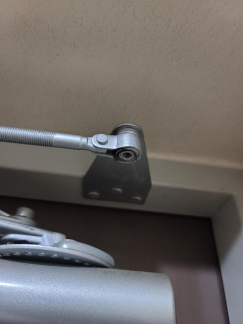 도어클로저의 arm 부분이 안 빠집니다의 0번 째 이미지