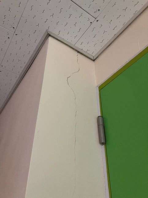 (긴급/안전) 기둥과 천장 사이 틈이 벌어져 있습니다, 괜찮은가요?의 2번 째 이미지