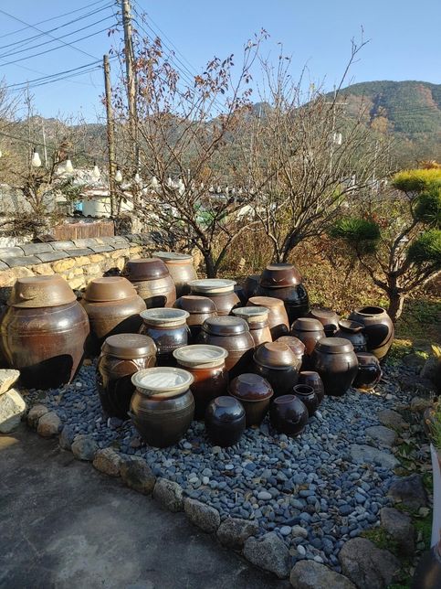 옹기는 황토였을 때 노란색이었는데 왜 구우면 짙은 갈색으로 변하고 단면은 붉게 변할까요?의 0번 째 이미지