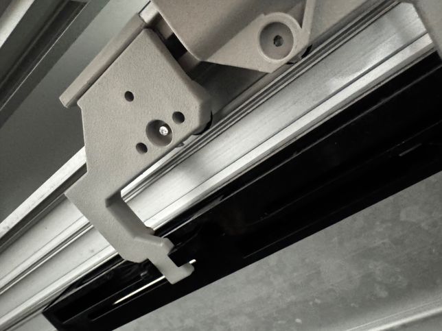 화장실 거울 슬라이딩 하부 롤러 고정 나사가 빠졌어요의 0번 째 이미지