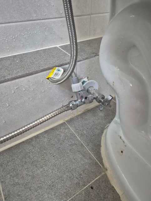 변기 뒤에 호수 설치 이거 밸브 괜찮은가요?의 0번 째 이미지