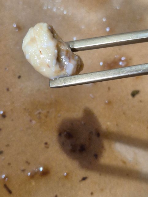 땅콩에 검은 얼룩이 있고 울퉁불퉁한데 곰팡이인가요?의 1번 째 이미지