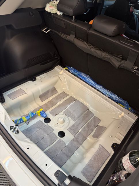 자동차 트렁크 밑 차체 매트의 정확한 명칭이 뭔가요?의 0번 째 이미지