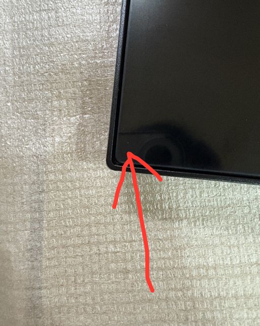 모니터 구입했는데 필름지 뜯기 전인데 양쪽 모서리 부분 작은 기포가 있네요의 1번 째 이미지
