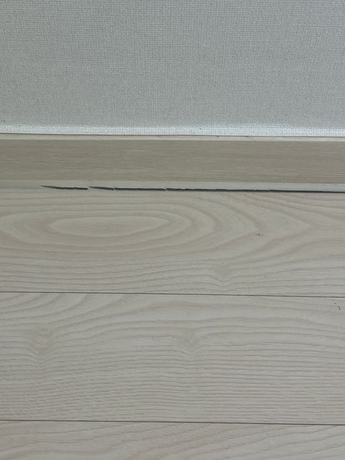 화장대 뺐더니 벽지변색 & 실리콘 마감 들뜸의 0번 째 이미지