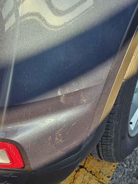 차량 뒷범퍼 기스 자국 확인 부탁드립니다.의 0번 째 이미지