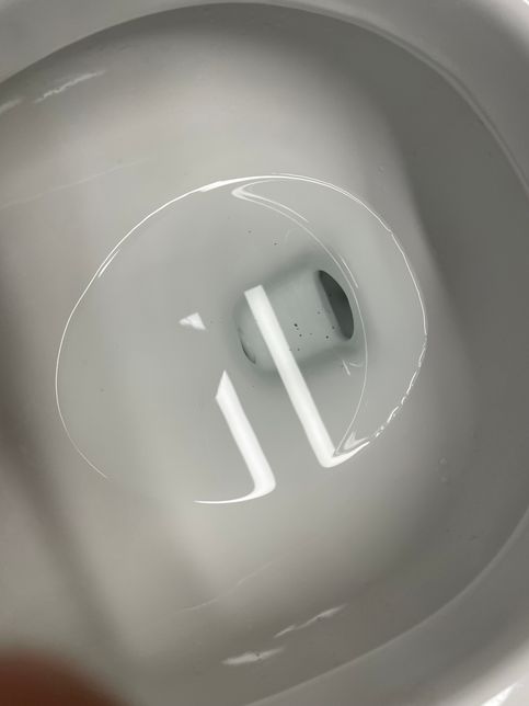 변기 물내리면 검은가루들이 생겨나와요..의 0번 째 이미지