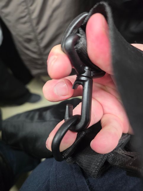 가방의 고리가 깨졌는데 좋은 방법이 있을까요?의 0번 째 이미지